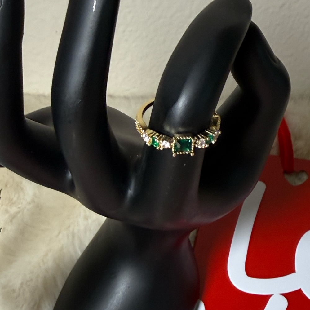 Elegant Gold and Green Ring